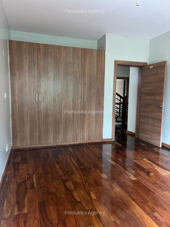 5 Bed Townhouse with En Suite in Lavington - 8