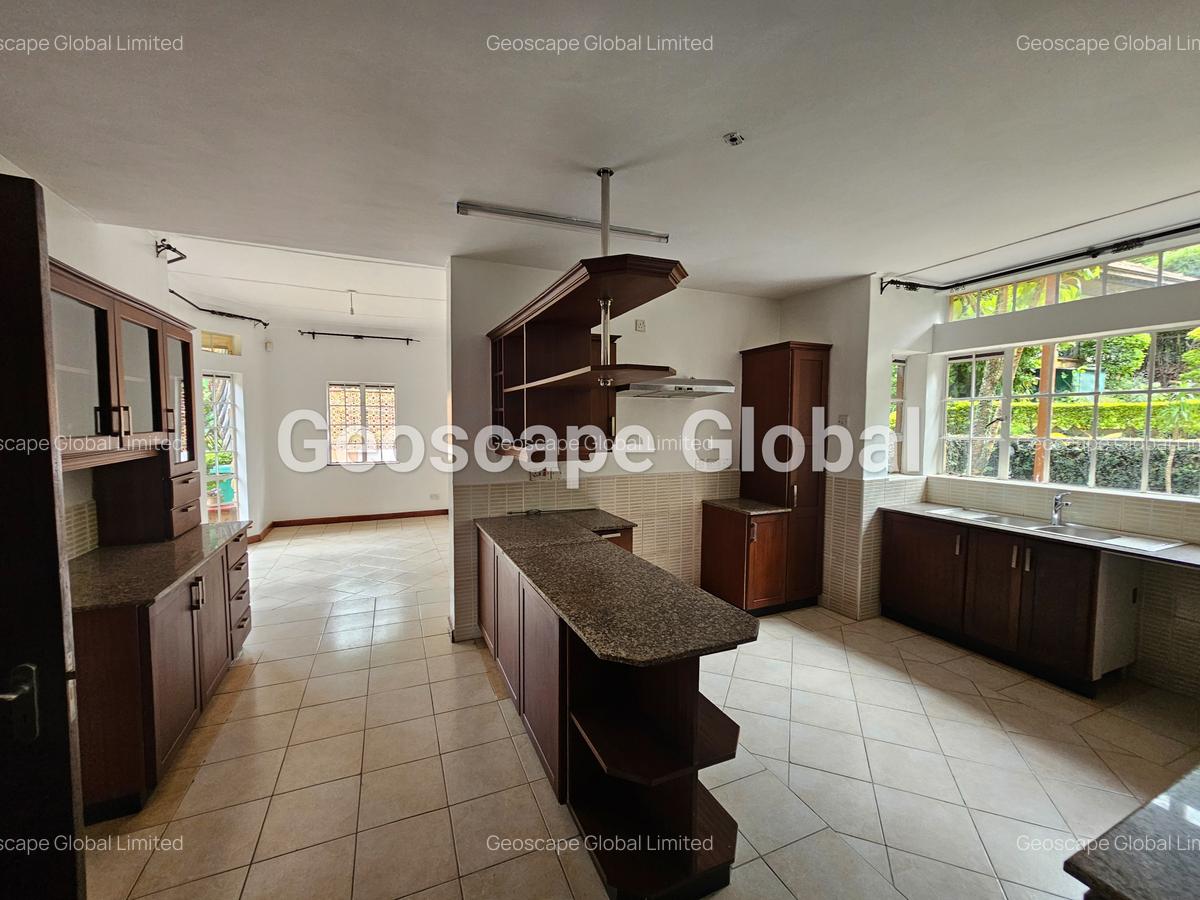 5 Bed House with En Suite in Rosslyn - 2