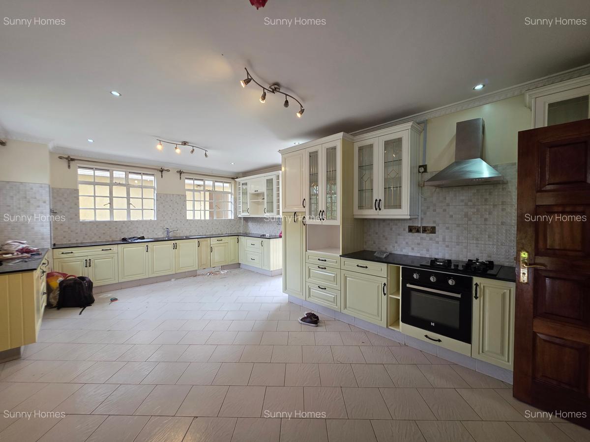 5 Bed Townhouse with En Suite at Karen Miotoni - 6