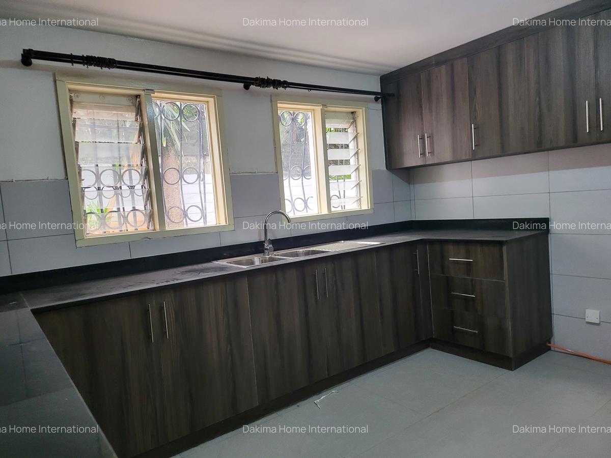 4 Bed House with En Suite in Hill View - 4
