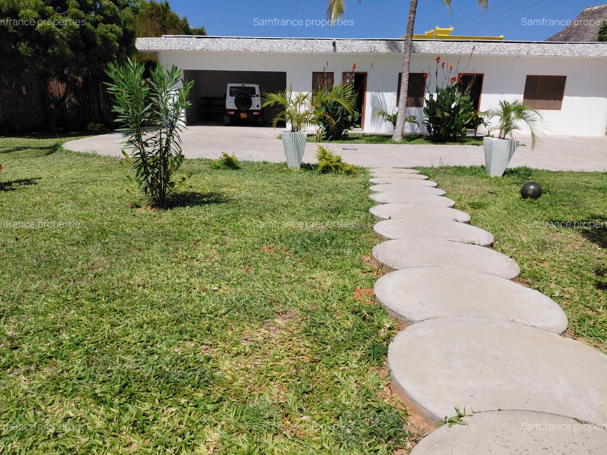 4 Bed Villa with En Suite at Paparemo - 4