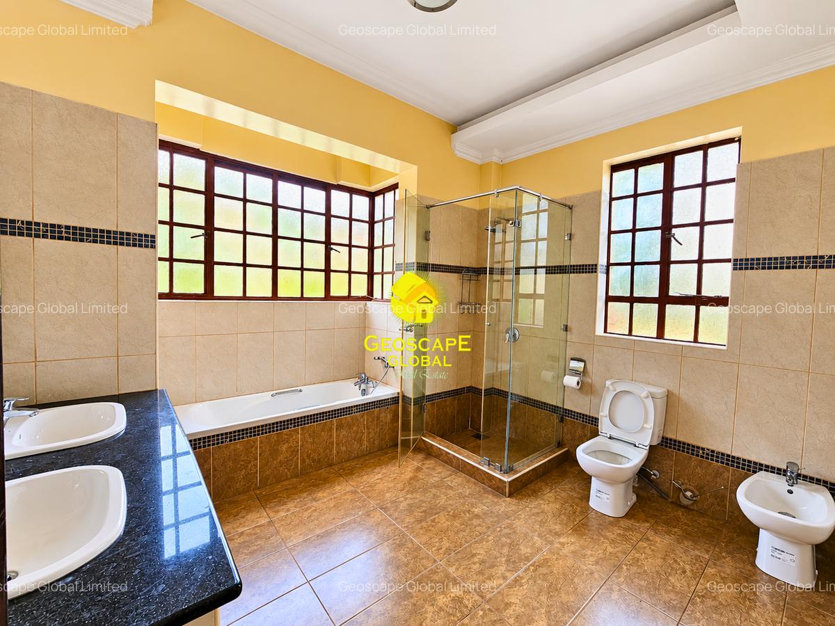 4 Bed House with En Suite in Rosslyn - 4