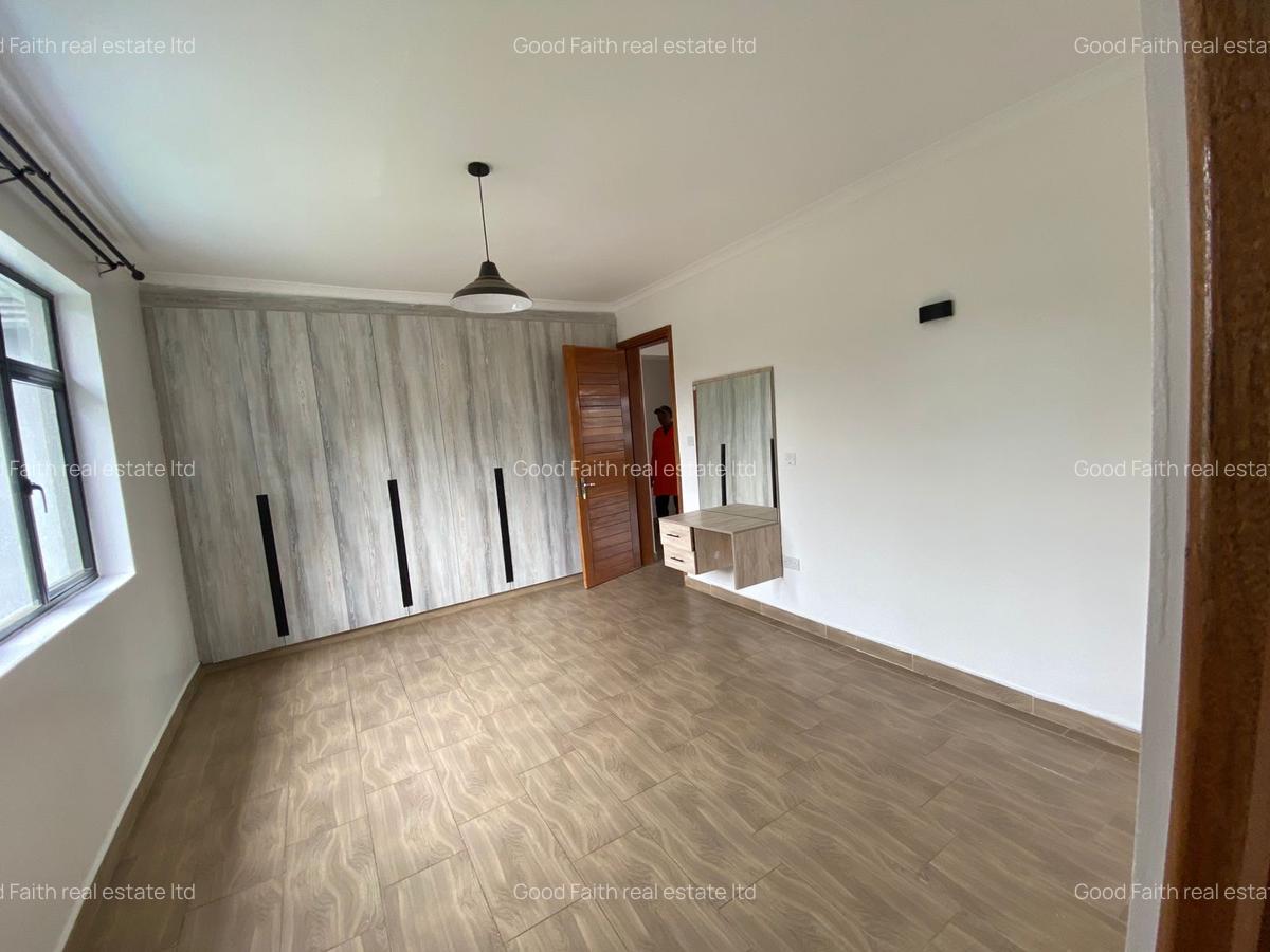 5 Bed House with En Suite in Ridgeways - 7