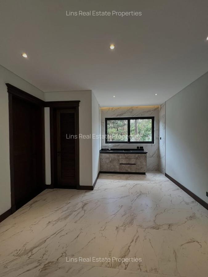5 Bed House with En Suite in Nyari - 5