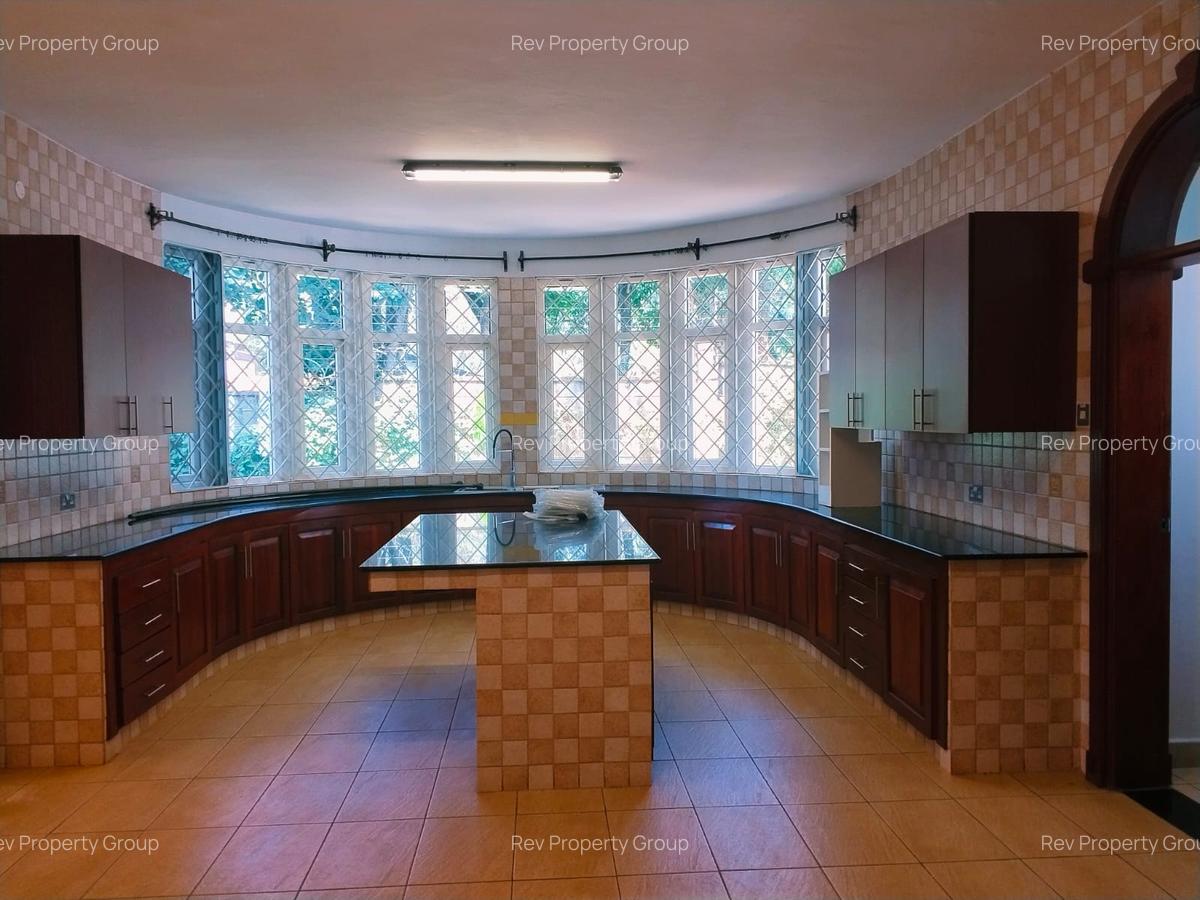 5 Bed Villa with En Suite in Rosslyn - 6
