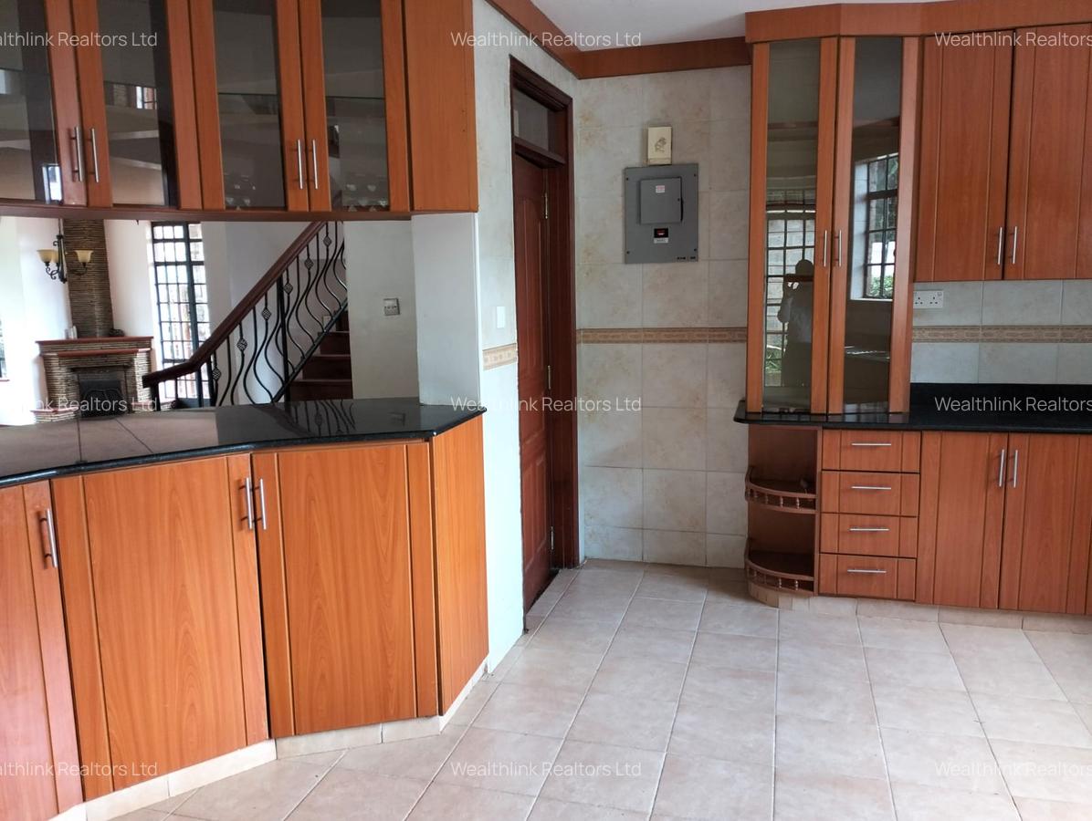 5 Bed Townhouse with En Suite at Lavington - 6