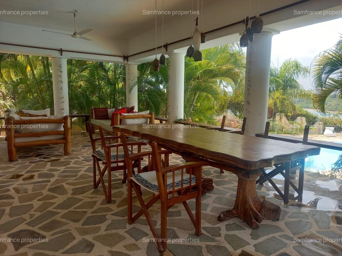 4 Bed Villa with En Suite at Bofa - 5
