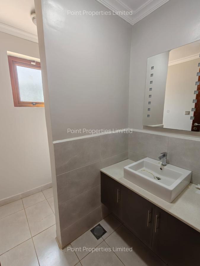 5 Bed Townhouse with En Suite in Karen - 15
