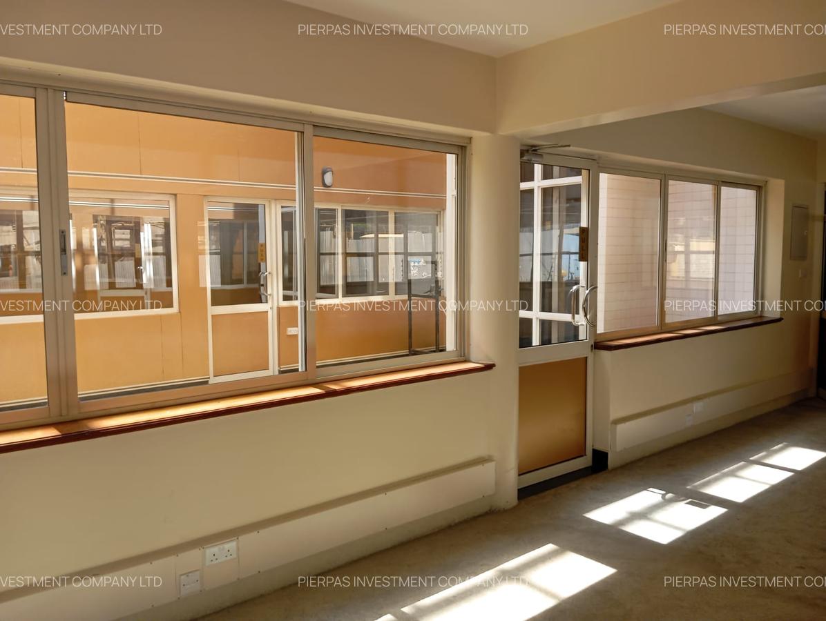15,000 ft² Office with Service Charge Included in Riverside - 12