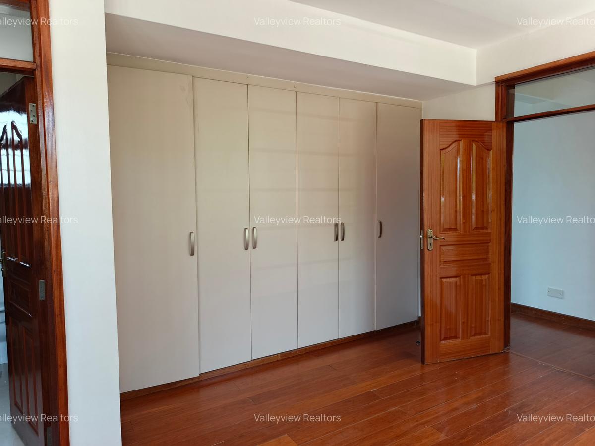 5 Bed Townhouse with En Suite at Lavington - 12