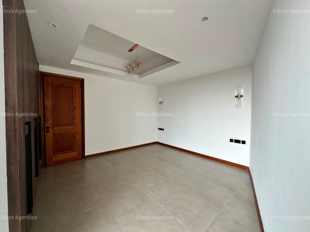 4 Bed Apartment with En Suite at Riverside Drive - 10