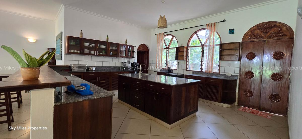 Serviced 3 Bed Apartment with En Suite at La-Marina - 10