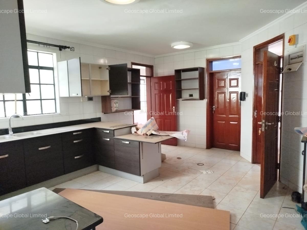 5 Bed House with En Suite in Lavington - 8