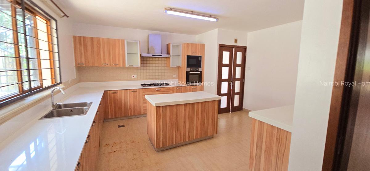 5 Bed Townhouse with En Suite at Lavington Green - 8