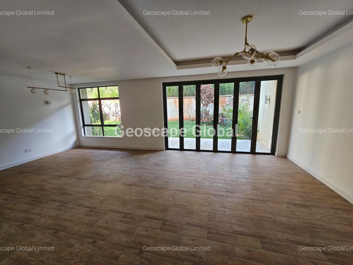 4 Bed Apartment with En Suite in Rosslyn - 1