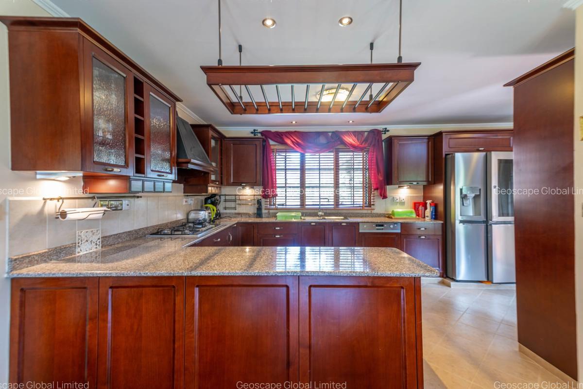 4 Bed House with En Suite in Ridgeways - 7