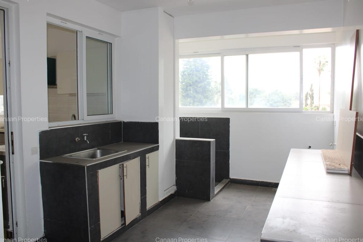 4 Bed Apartment with En Suite in Parklands - 6