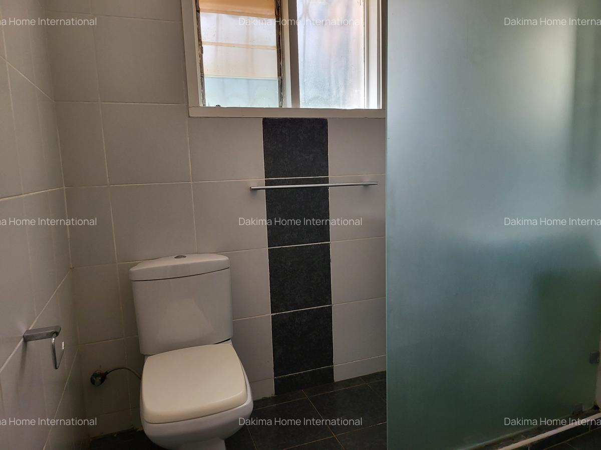 4 Bed House with En Suite in Hill View - 10