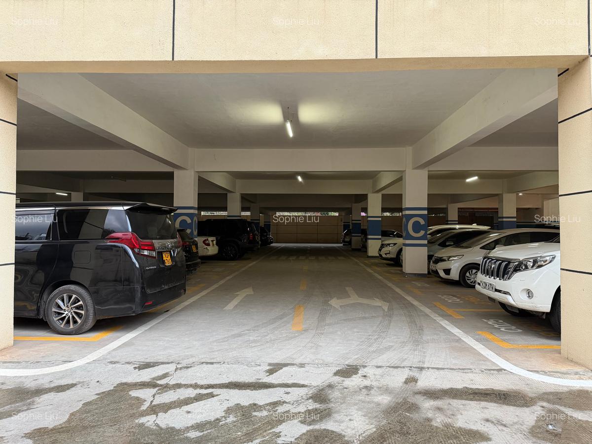 Serviced 2 Bed Apartment with En Suite in Kilimani - 11