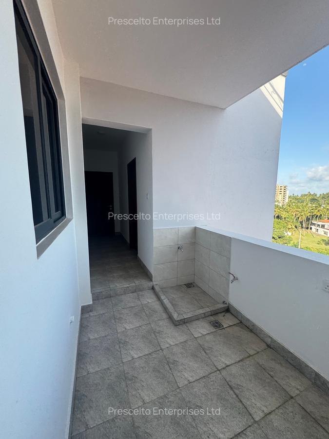 3 Bed Apartment with En Suite at Off Links Road - 9