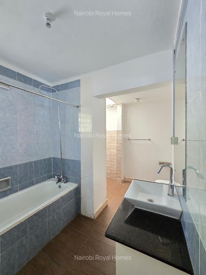 4 Bed House with En Suite at Loresho Creasent - 4
