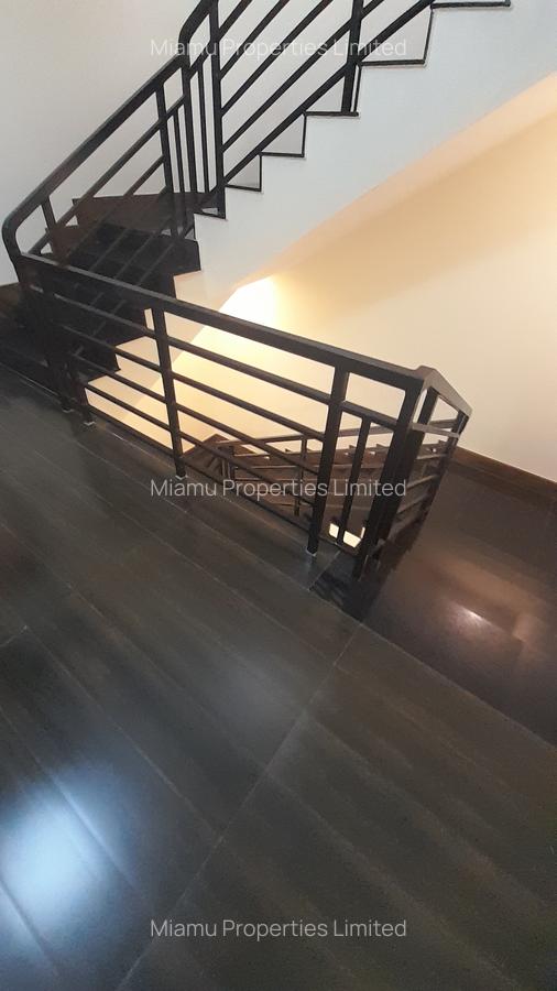 4 Bed Townhouse with En Suite at Banana Road - 4