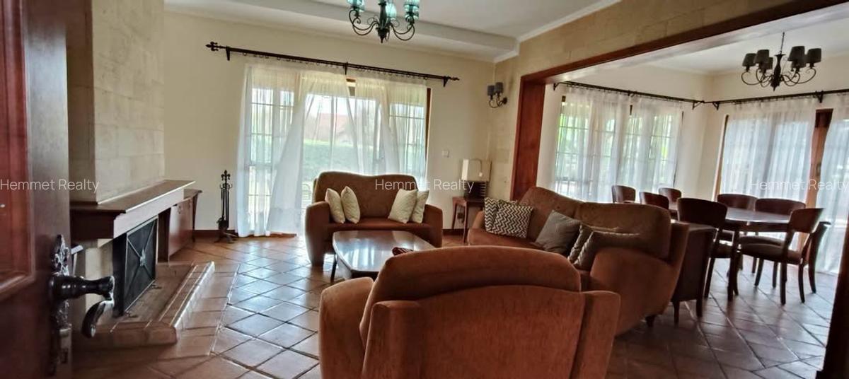 4 Bed House with En Suite in Ridgeways - 3