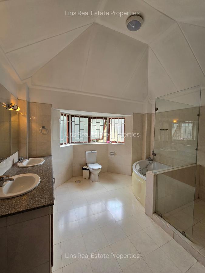 5 Bed Townhouse with En Suite in Runda - 14