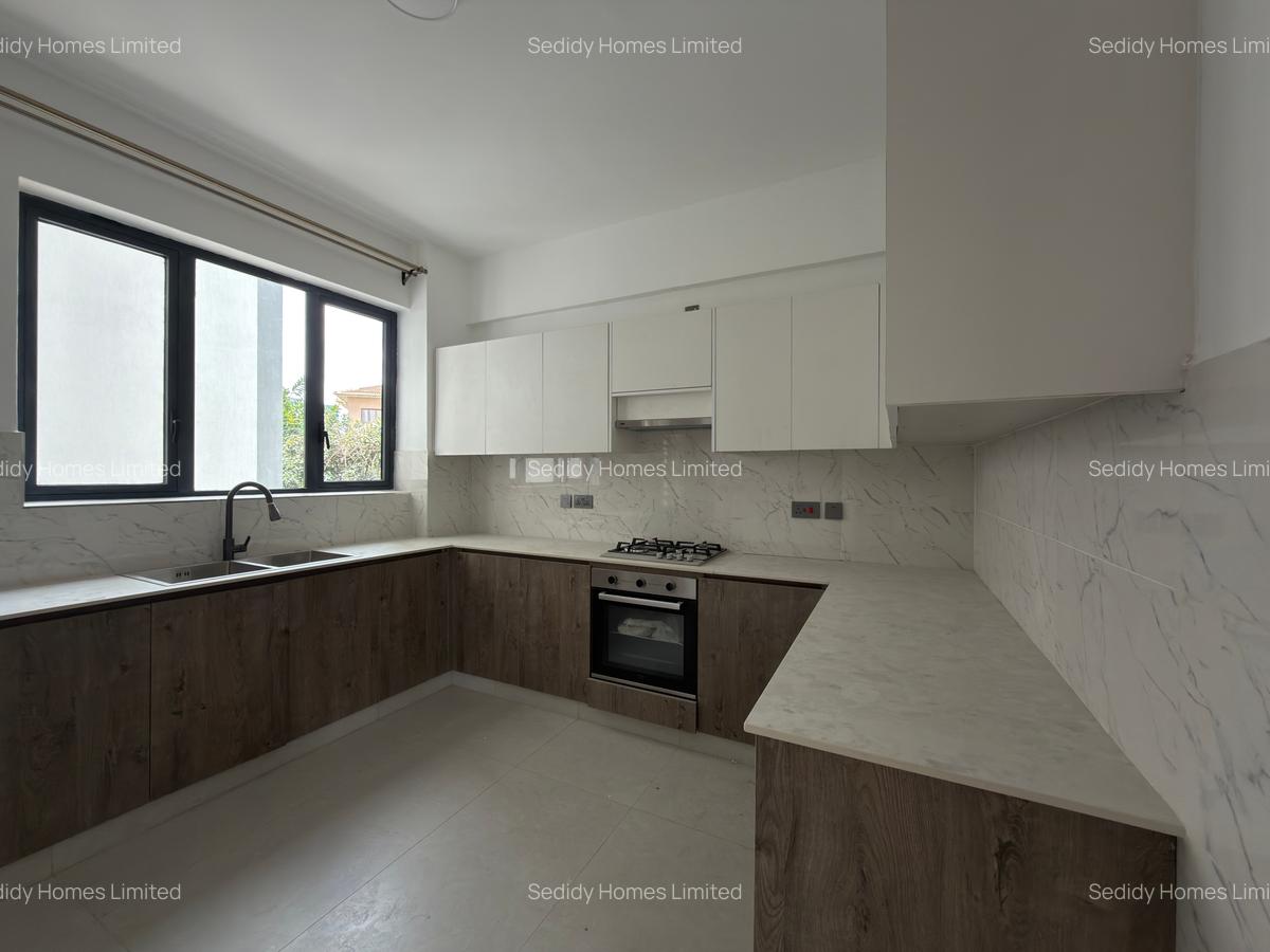 3 Bed Apartment with En Suite in Brookside - 2