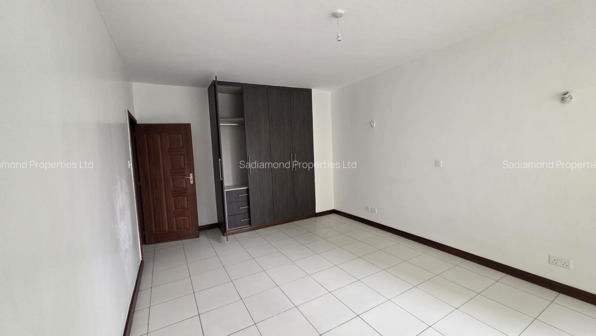 2 Bed Apartment with En Suite in Brookside - 4
