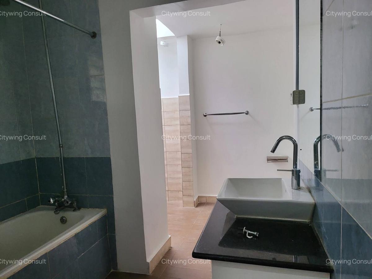 4 Bed House with En Suite at Crescent Road - 12