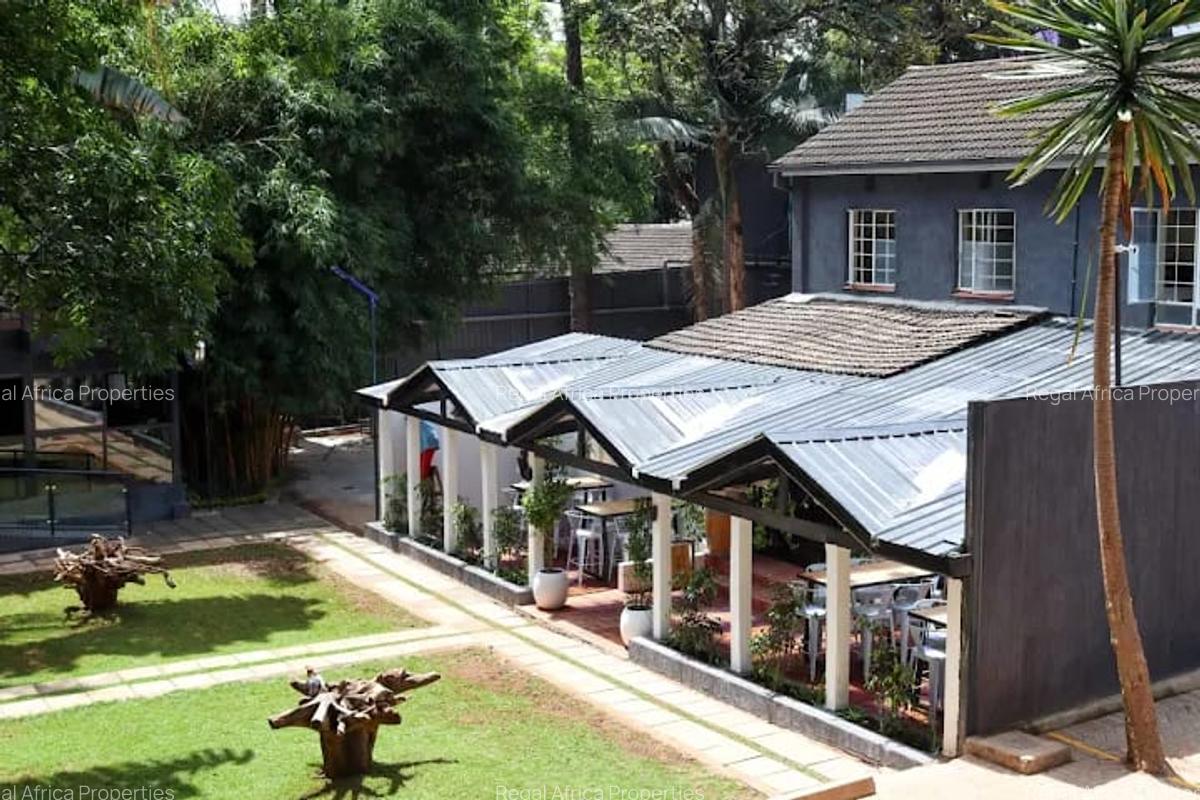 2,900 ft² Commercial Property with Service Charge Included in Lavington - 2