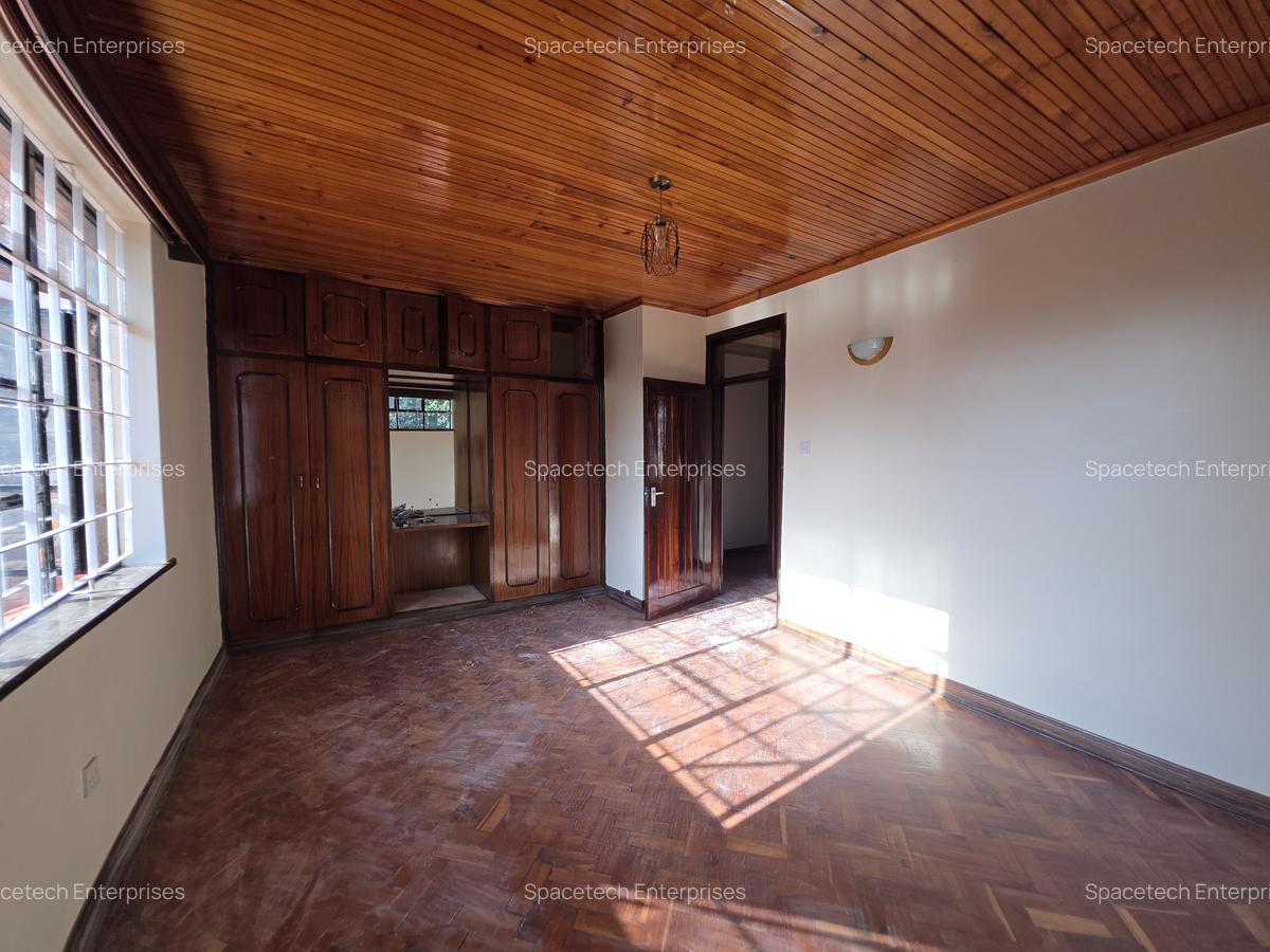 5 Bed House with En Suite in Runda - 14