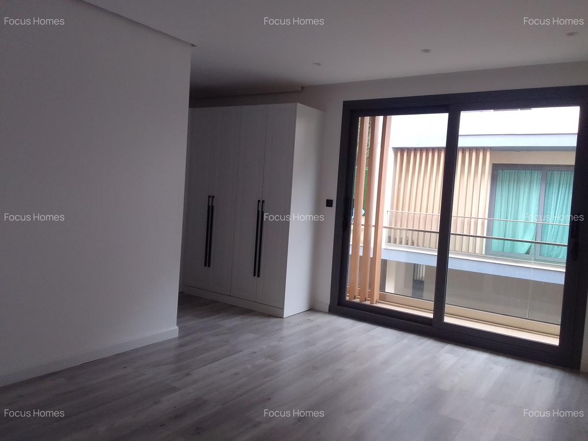 5 Bed Townhouse with En Suite in Lavington - 12
