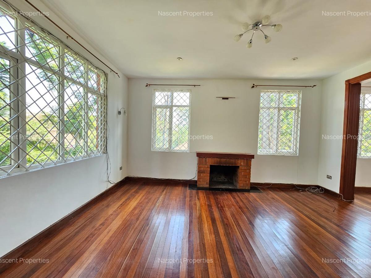 5 Bed House with En Suite in Rosslyn - 3