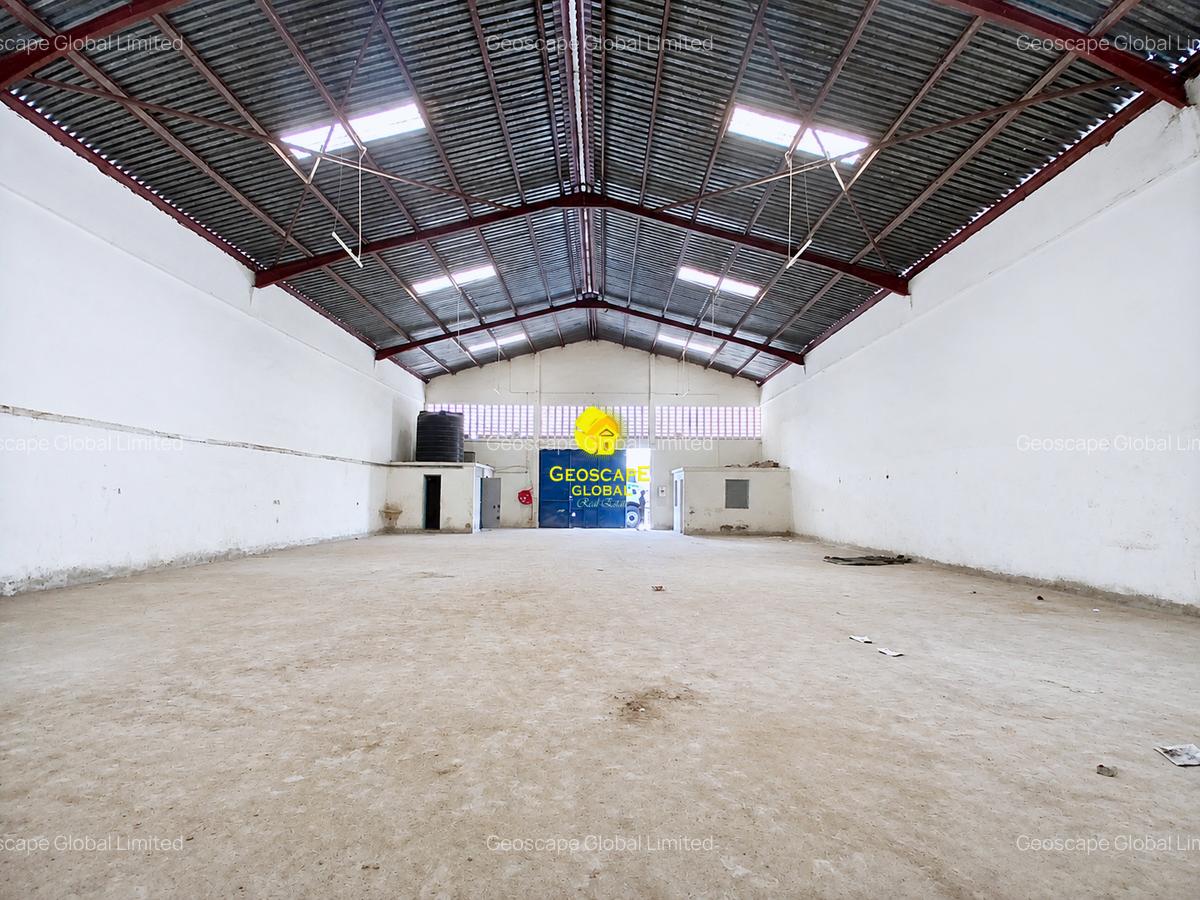 5,000 ft² Warehouse with Fibre Internet in Industrial Area - 3