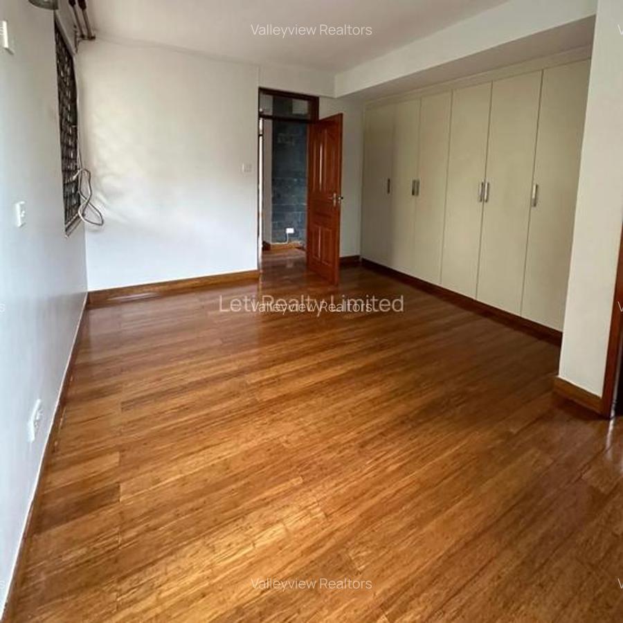 5 Bed Townhouse with En Suite at Lavington - 7