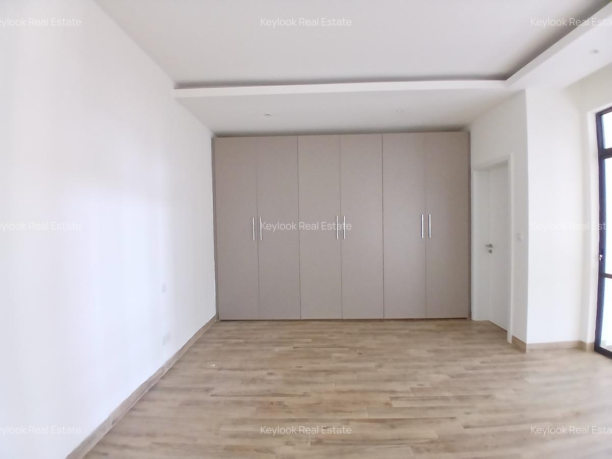 4 Bed Apartment with En Suite at Riverside Drive - 11