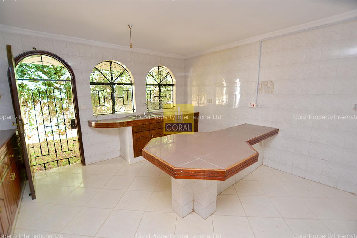 5 Bed Villa with En Suite in Riverside - 17