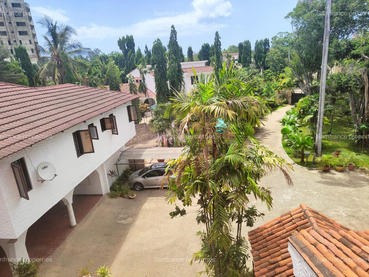 4 Bed Villa with En Suite at Links Road - 2