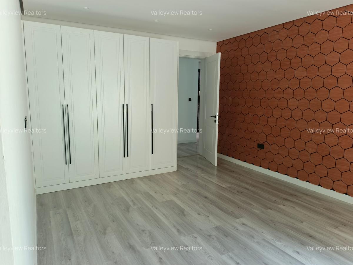 5 Bed Townhouse with En Suite at Lavington - 18