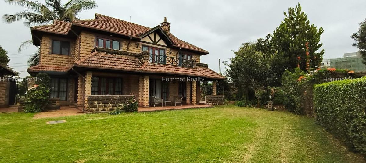 4 Bed House with En Suite in Ridgeways - 1