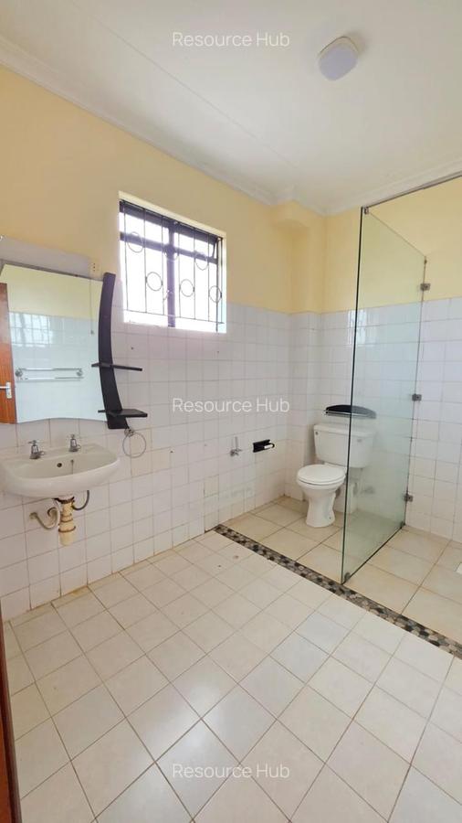 4 Bed House with En Suite at Mountain View - 10