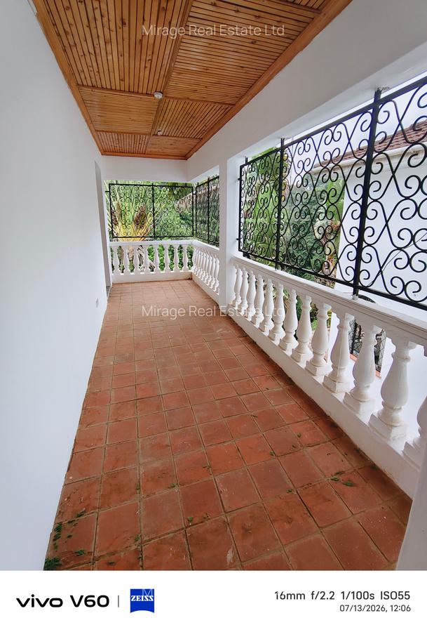 6 Bed House with En Suite in Nyari - 17