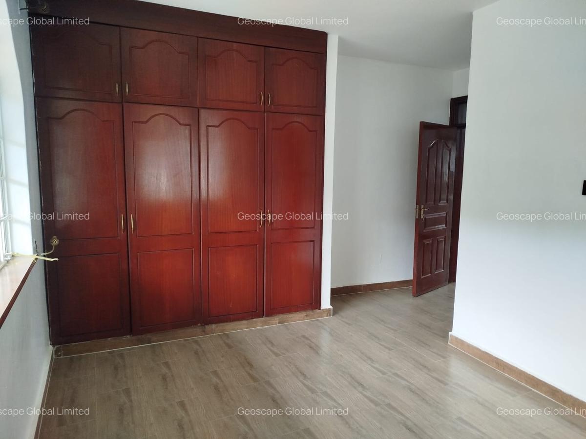 5 Bed House with En Suite in Lavington - 8