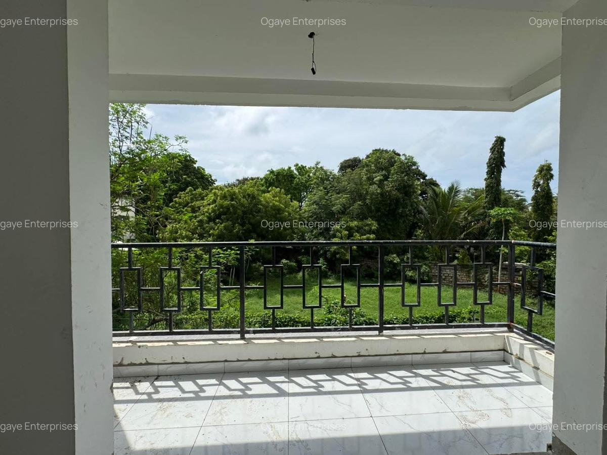 3 Bed Apartment with En Suite at Beach Road - 7