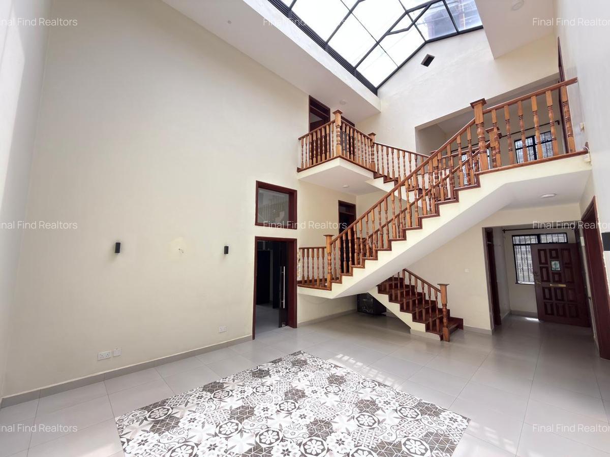 5 Bed Townhouse with En Suite in Brookside - 4