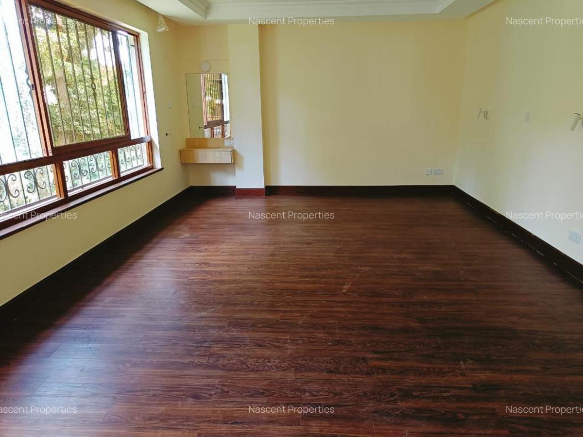 5 Bed Villa with En Suite in Spring Valley - 9
