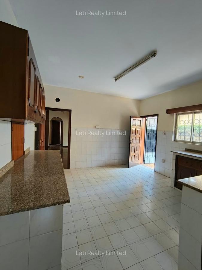 5 Bed Townhouse with En Suite in Kilimani - 5