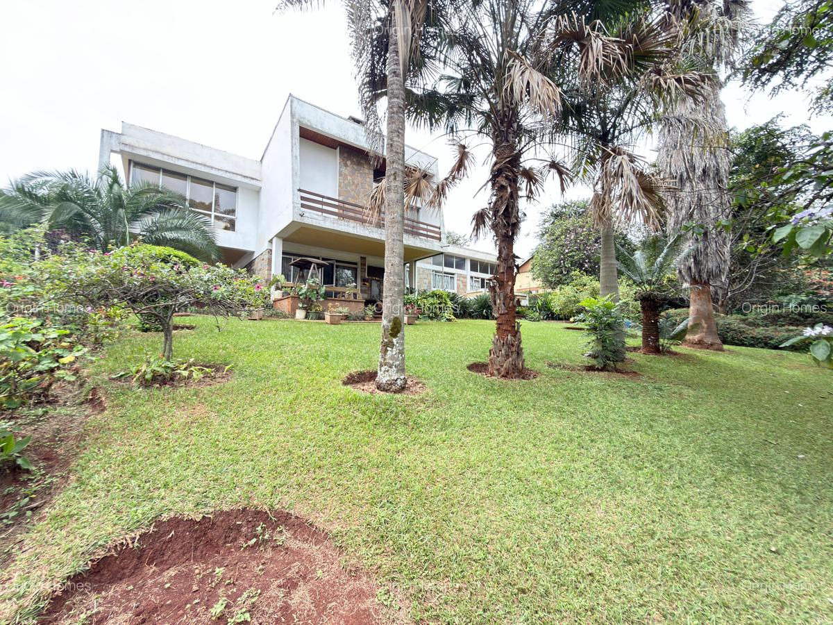 6 Bed House with En Suite at Lavington - 1
